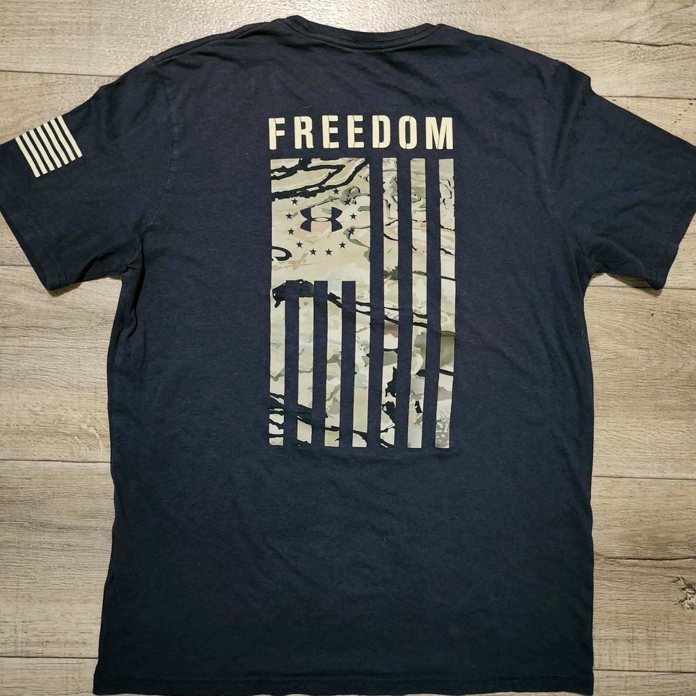 Under Armour Freedom Mens Navy Blue Camo Flag Graphic HeatGear T-Shirt Large